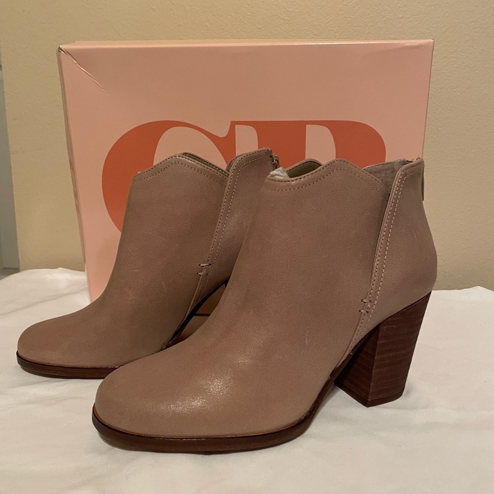 ***NWT*** Gianni Bini Re-Run Ankle Booties